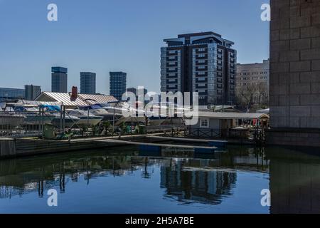 Stockholm, Schweden - 19. April 2021: Blick von der Bucht in der Nähe der Brücke auf Gebäude auf einer der Inseln in Stockholm Stockfoto