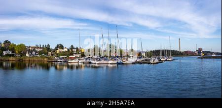 Sodertalje, Schweden - 11. Mai 2021: Panoramablick auf den Hafen in Igelsta in Sodertalje mit Segelbooten am sonnigen Nachmittag im Mai Stockfoto