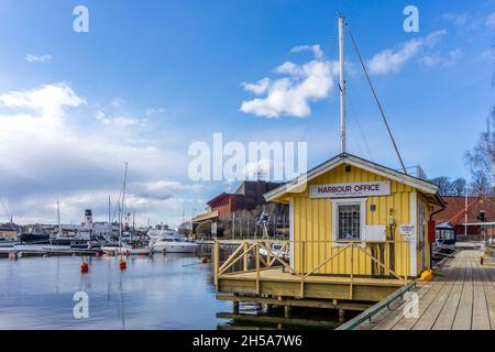 Stockholm, Schweden - 8. April 2021: Gelbes Hafenbüro aus Holz in Stockholm Stockfoto