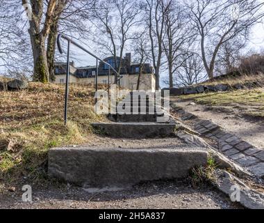 Stockholm, Schweden - 6. April 2021: Treppen den Hügel hinauf auf der Insel mitten in Stockholm Stockfoto