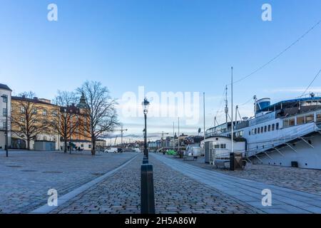 Stockholm, Schweden - 5. April 2021: Landschaftsansicht auf einer leeren Straße auf der Insel im Zentrum von Stockholm Stockfoto