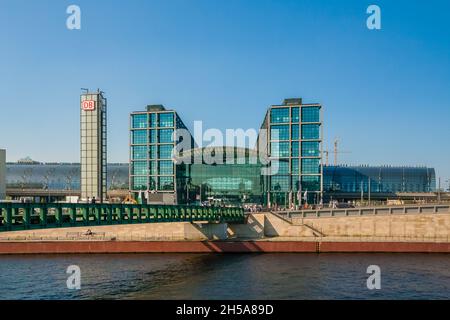 Herrliche Aussicht auf den Berliner Hauptbahnhof, den Hauptbahnhof in Berlin, Deutschland, mit der Spree und der Fußgängerzone... Stockfoto