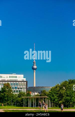 Schöner Blick auf den Berliner Fernsehturm mit seiner beeindruckenden Kugel und seinem Turm im Hintergrund der Hauptstadt in... Stockfoto