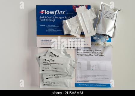 Ein Flowflex Covid-19 Selbsttestkit Stockfoto