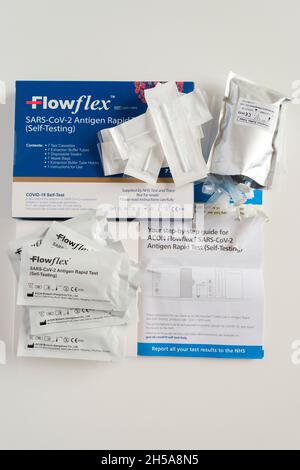 Ein Flowflex Covid-19 Selbsttestkit Stockfoto