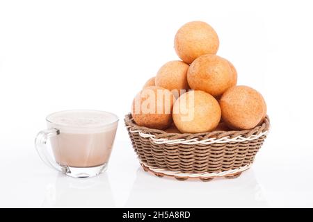 buñuelos traditionelle kolumbianische Küche; gebratene Käsebrot und heiße Schokolade Getränk, Foto auf weißem Hintergrund Stockfoto