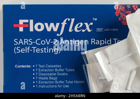 Ein Flowflex Covid-19 Selbsttestkit Stockfoto