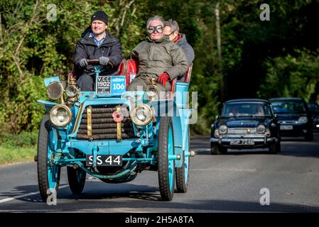 Pyecombe, 7. November 2021: Anlässlich des 125-jährigen Jubiläums des berühmten Emancipation Run vom 1896. November kommt ein Teilnehmer des Veteran Car Run von London nach Brighton auf dem Clayton Hill auf dem Anflug nach Brighton - ein Panhard et Levassor aus dem Jahr 1902. Kredit: Andrew Hasson/Alamy Live Nachrichten Stockfoto