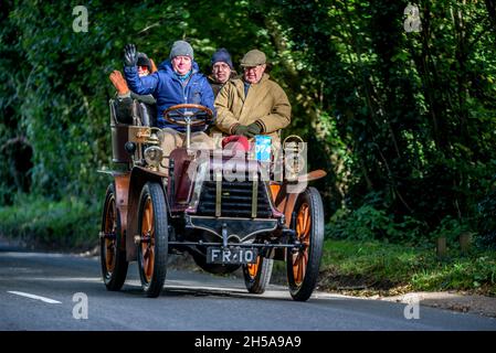 Pyecombe, 7. November 2021: Anlässlich des 125-jährigen Jubiläums des berühmten Emancipation Run vom 1896. November, kommt ein Teilnehmer des Veteran Car Run von London nach Brighton auf Clayton Hill auf dem Weg nach Brighton Credit: Andrew Hasson/Alamy Live News Stockfoto