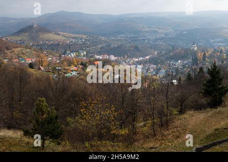 Die Herbstansicht von Banska Stiavnica, der alten mittelalterlichen Bergbaustadt, die auf der UNESCO-Liste des Weltkulturerbes, der Slowakei, eingetragen ist Stockfoto