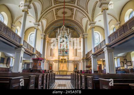 saint giles in the Fields, Church, St Giles, london, england, uk.am Kirchhof Tor verurteilten Kriminellen auf dem Weg zur Hinrichtung wurde eine Schüssel angeboten Stockfoto