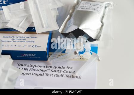 Ein Flowflex Covid-19 Selbsttestkit Stockfoto