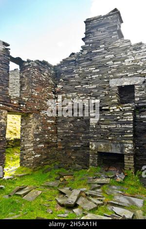 Die Überreste der Schieferanlagen von Croesor, der Eisenbahn und der Unterkünfte in nordwales. Stockfoto