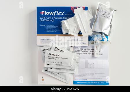 Ein Flowflex Covid-19 Selbsttestkit Stockfoto