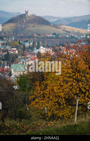 Historische Bergbaustadt Banska Stiavnica im Herbst, Kalvarienberg im Hintergrund, Slowakei Stockfoto