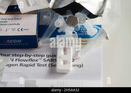 Ein Flowflex Covid-19 Selbsttestkit Stockfoto
