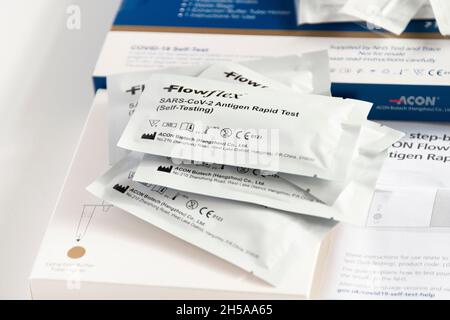 Ein Flowflex Covid-19 Selbsttestkit Stockfoto