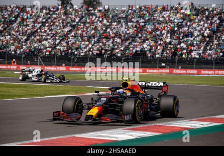 Mexiko-Stadt, Mexiko. November 2021. # 11 Sergio Perez (MEX, Red Bull Racing), F1 Grand Prix von Mexiko beim Autodromo Hermanos Rodriguez am 7. November 2021 in Mexiko-Stadt, Mexiko. (Foto von HOCH ZWEI) Quelle: dpa/Alamy Live News Stockfoto