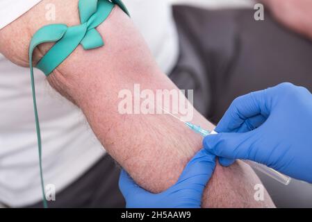 Injektion eines Katheters in den Arm eines Patienten Stockfoto