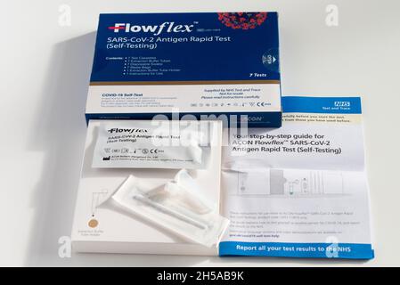 Ein Flowflex Covid-19 Selbsttestkit Stockfoto