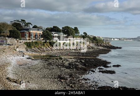 Devil's Point Schwimmbad am Meer in Stonehouse, Plymouth. Die Flut zeigt die felsige, mit Algen bedeckte Küste. Stockfoto