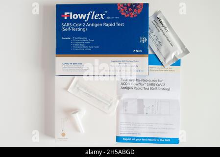 Ein Flowflex Covid-19 Selbsttestkit Stockfoto