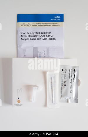 Ein Flowflex Covid-19 Selbsttestkit Stockfoto