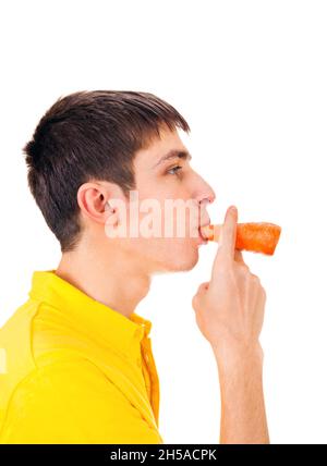 Junger Mann mit einer Karotte im Mund isoliert auf dem weißen Hintergrund Stockfoto