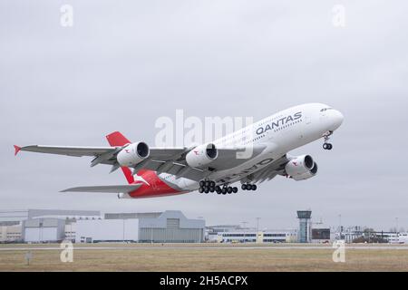 Dresden, Deutschland. November 2021. Ein Qantas Airways Airbus A380 hebt vom Flughafen Dresden ab. Nach Wartungsarbeiten an den Elbe Flugzeugwerken (EFW) wird das Flugzeug den Langstreckenflug nach Sydney antreten. Quelle: Sebastian Kahnert/dpa-Zentralbild/dpa/Alamy Live News Stockfoto