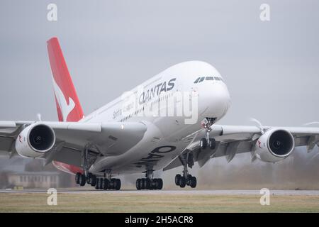 Dresden, Deutschland. November 2021. Ein Qantas Airways Airbus A380 hebt vom Flughafen Dresden ab. Nach Wartungsarbeiten an den Elbe Flugzeugwerken (EFW) wird das Flugzeug den Langstreckenflug nach Sydney antreten. Quelle: Sebastian Kahnert/dpa-Zentralbild/dpa/Alamy Live News Stockfoto