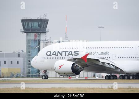 Dresden, Deutschland. November 2021. Ein Qantas Airways Airbus A380 tagt am Turm vorbei, bevor er am Flughafen Dresden abfliegt. Nach Wartungsarbeiten an den Elbe Flugzeugwerken (EFW) wird das Flugzeug den Langstreckenflug nach Sydney antreten. Quelle: Sebastian Kahnert/dpa-Zentralbild/dpa/Alamy Live News Stockfoto