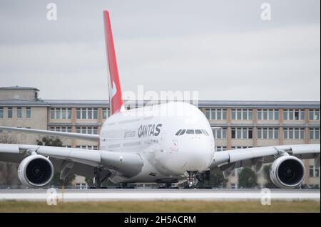 Dresden, Deutschland. November 2021. Ein Qantas Airways Airbus A380 wird am Flughafen Dresden starten. Nach Wartungsarbeiten an den Elbe Flugzeugwerken (EFW) wird das Flugzeug den Langstreckenflug nach Sydney antreten. Quelle: Sebastian Kahnert/dpa-Zentralbild/dpa/Alamy Live News Stockfoto