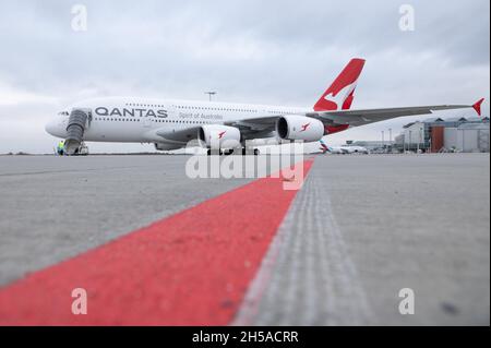 Dresden, Deutschland. November 2021. Ein Qantas Airways Airbus A380 wird am Flughafen Dresden starten. Nach Wartungsarbeiten an den Elbe Flugzeugwerken (EFW) wird das Flugzeug den Langstreckenflug nach Sydney antreten. Quelle: Sebastian Kahnert/dpa-Zentralbild/dpa/Alamy Live News Stockfoto