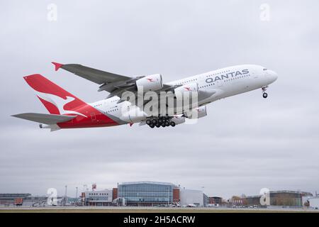 Dresden, Deutschland. November 2021. Ein Qantas Airways Airbus A380 hebt vom Flughafen Dresden ab. Nach Wartungsarbeiten an den Elbe Flugzeugwerken (EFW) wird das Flugzeug den Langstreckenflug nach Sydney antreten. Quelle: Sebastian Kahnert/dpa-Zentralbild/dpa/Alamy Live News Stockfoto