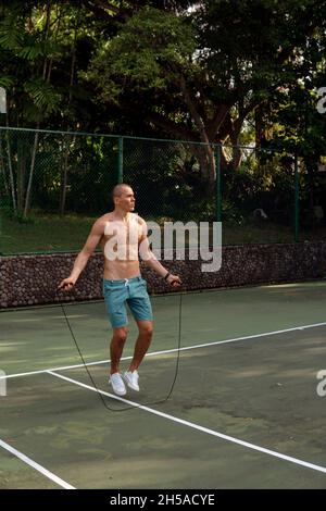 Ein Mann, der Gummibänder macht. bali Stockfoto