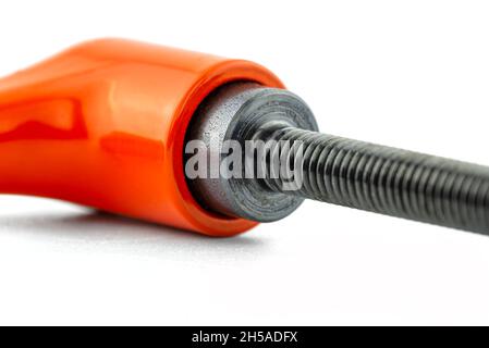 Makrofoto eines orangefarbenen Klemmhebels mit schwarzem Gewinde, isoliert auf weißem Hintergrund. Stockfoto