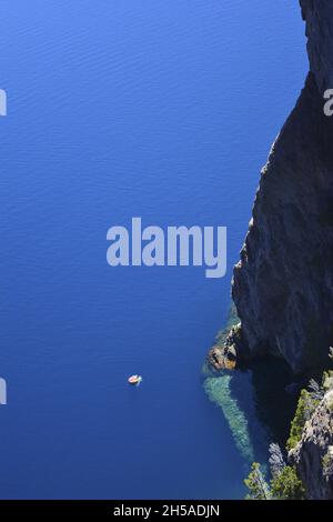 Urlaub in einem Schlauchboot in blauem Wasser von oben gesehen Stockfoto