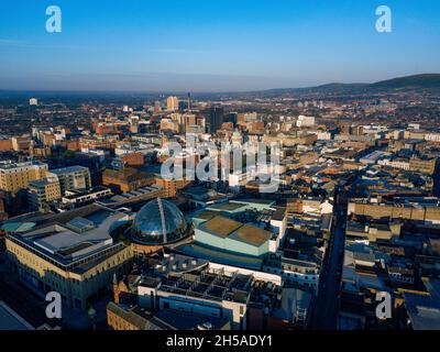 Luftaufnahme von Belfast vom Victoria Square in Richtung Stadtzentrum, Nordirland Stockfoto