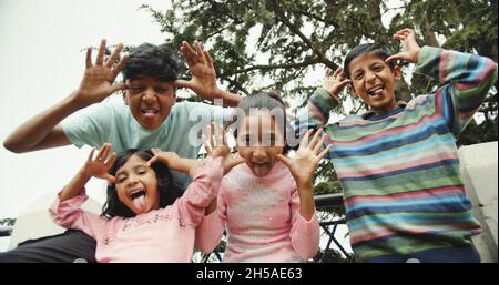 Fröhliche Kinder aus Ina, die herumtollten und Spaß hatten Stockfoto