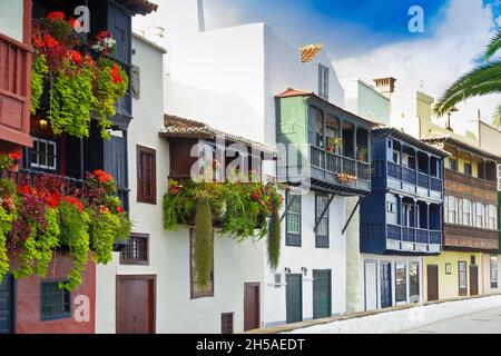 Alte Häuser mit historischen Holzbalkonen in verschiedenen Farben, Touristenattraktion von Santa Cruz de La Palma, Kanarische Inseln, im Winter. Stockfoto