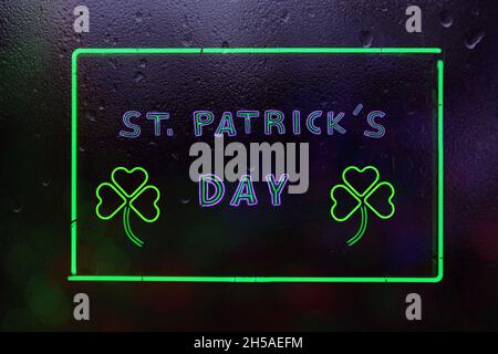 St. Patrick's Day Neon-Schild im Regenfenster Stockfoto