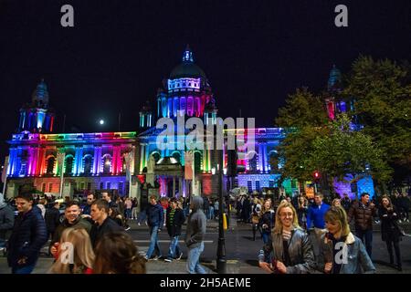 Massen junger Menschen vor dem Rathaus von Belfast, Culture Night 2018, Nordirland Stockfoto