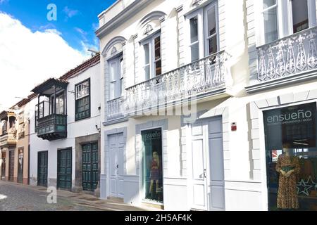 Santa Cruz de La Palma, Kanarische Inseln, Spanien - 8. Dezember 2019: Weiße Gebäude mit Balkonen und Geschäften in der Fußgängerzone. Stockfoto