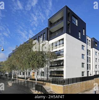 Tyler House auf dem Londoner Stockwell Park Estate. Heruntergekommener Apartmentblock wurde renoviert, überdacht und auf Dachebene erweitert, um 13 neue Wohnungen zu bieten Stockfoto