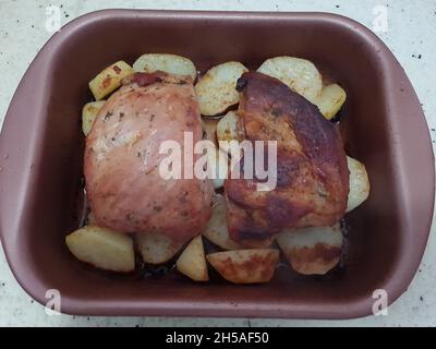 Schweinelende in einer Auflaufform mit Kartoffeln gebacken. Stockfoto