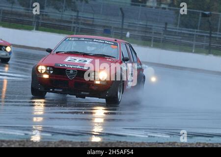 Chris Snowdon, Alfa Romeo Alfetta GTV2000, HRDC Dunlop Allstars und Classic Alfa Challenge, aufgeteilt in Klassen, AlfaCorsa, AlfaInv, AlfaMonza, AlfaNor Stockfoto