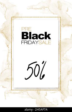 Angebot vor dem Black Friday. Stilvolles Design mit Marmoreffekt. Kreatives Poster- oder Etikettendesign mit goldenem Glitzerrahmen für 50 % Rabatt Stockfoto