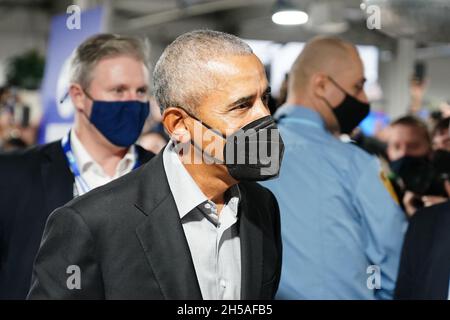 Der ehemalige US-Präsident Barack Obama nimmt am Cop26-Gipfel auf dem Scottish Event Campus (SEC) in Glasgow Teil. Bilddatum: Montag, 8. November 2021. Stockfoto