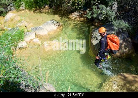 Canyoning des Lucas Canyon in den Pyrenäen, Tena Valley, Provinz Huesca in Spanien. Stockfoto