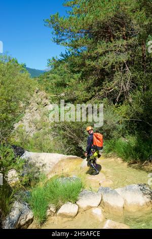 Canyoning des Lucas Canyon in den Pyrenäen, Tena Valley, Provinz Huesca in Spanien. Stockfoto